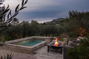 Πισίνα στο ή κοντά στο Authentic Stone House Overlooking Les Baux-De-Provence