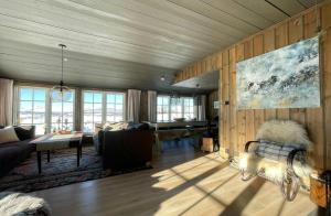 Zona de estar de Secluded Mountain Cabin In Rauland With View