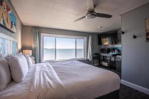 Ένα ή περισσότερα κρεβάτια σε δωμάτιο στο Beachfront Inn +37 φωτογραφίες