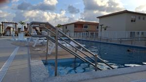 eine Rutsche mitten im Pool in der Unterkunft Apto resort perto da praia e do centro de Aracaju in Barra dos Coqueiros + 9 Fotos