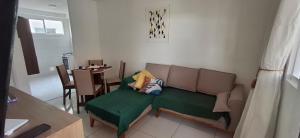ein Wohnzimmer mit Sofa und Tisch in der Unterkunft Apto resort perto da praia e do centro de Aracaju in Barra dos Coqueiros
