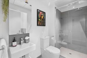 une salle de bain blanche avec toilettes et douche dans l'établissement The South Yarra Jewel, à Melbourne 17 autres photos