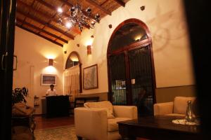a living room with two chairs and a table at Hotel Los Altos Esteli in Estelí