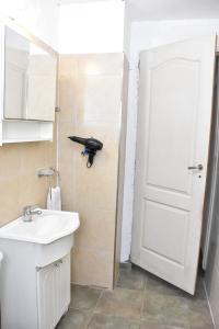 卡塔马卡Departamento en Planta baja, centrico, Practico, Estacionamiento D8的一间带水槽和白色门的浴室 更多22张照片