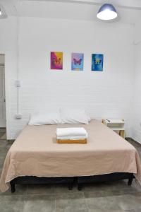 卡塔马卡Departamento en Planta baja, centrico, Practico, Estacionamiento D8的卧室里有一张床，床上放着两条毛巾。