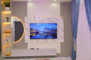 TV a/nebo společenská místnost v ubytování Radiant Rise Apartments