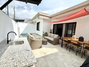 Μπαλκόνι ή βεράντα στο Grandy Oasis Villa With Private Pool