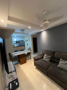 スザノにあるApe familiar aconcheganteのソファと机のあるリビングルーム