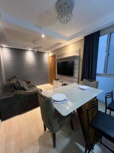 スザノにあるApe familiar aconcheganteのテーブルとソファのあるリビングルーム +6枚の写真