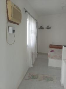 アラルアマにあるVila Bárbaraのバスルーム(壁にテレビ付)、トイレが備わります。