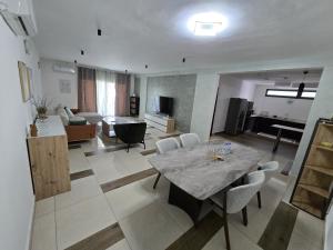 Televizorius ir (arba) pramogų centras apgyvendinimo įstaigoje Downtown Cozy Loft