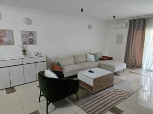 Svetainės erdvė apgyvendinimo įstaigoje Downtown Cozy Loft