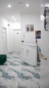 a white room with a tile floor with a sink at Tp luxury in Naples