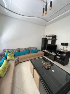 Μια τηλεόραση ή/και κέντρο ψυχαγωγίας στο Apartamento moderno en la playa de martil