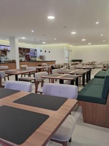 a dining room with tables and chairs and a cafeteria at Pousada Big Bear II in Campos do Jordão +12 photos