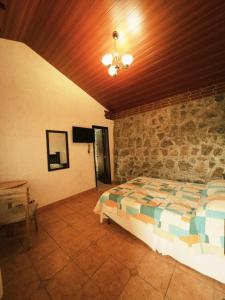 a bedroom with a bed and a wooden ceiling at Eco Hotel Villa Canaan in Cobán +5 photos