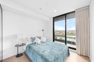 Postel nebo postele na pokoji v ubytování Stylish 3 bedrooms with Stunning Views & 3mins to Macquarie Shopping Center