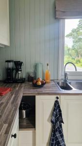 Galeriebild der Unterkunft Charming Seaside Cabin In Tingvoll in Tingvoll