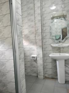 Ein Badezimmer in der Unterkunft Résidence Diakhaby