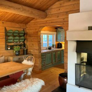 Una cocina o cocineta en Idyllic Log Cabin At Nordseter