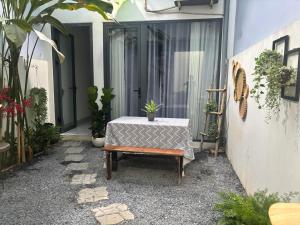 une table et un banc sur une terrasse dans l'établissement Nhà mình Homestay, à Ấp Thanh Sơn (1)