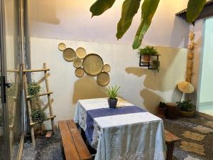 une table avec plusieurs raquettes de tennis sur un mur dans l'établissement Nhà mình Homestay, à Ấp Thanh Sơn (1)