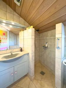 Ένα μπάνιο στο Colourful Home With Panorama Near Sejer Bay +25 φωτογραφίες