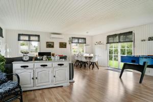 Η κουζίνα ή μικρή κουζίνα στο Klassisk Og Kærligt Renoveret Nær Strand