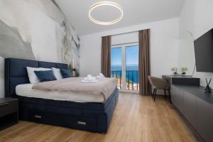 Ένα ή περισσότερα κρεβάτια σε δωμάτιο στο Holiday house with a swimming pool Vrbnik, Krk - 24519 +15 φωτογραφίες