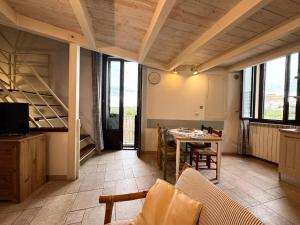 a living room with a table and a kitchen with windows at Appartamento Selene in Monopoli