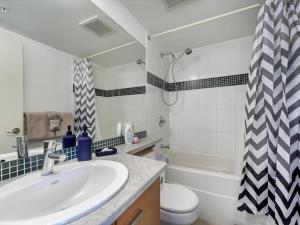 une salle de bain avec un lavabo, des toilettes et une baignoire dans l'établissement Astoria Escape - Bright condo with work desk by Victoria Prime!, à Victoria 21 autres photos