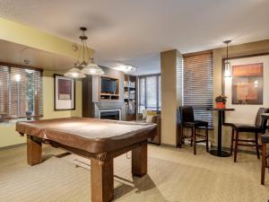 un salon avec une table et une salle à manger dans l'établissement Astoria Escape - Bright condo with work desk by Victoria Prime!, à Victoria