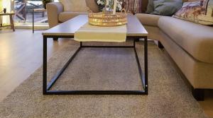 un soggiorno con un tavolino da caffè e un divano di Seaside Dream Cabin With Jacuzzi a Steinsland