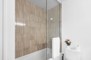 Un baño con ducha de cristal con inodoro. en Peaceful 2BR Retreat with parking Situated 7 Mins to the Falls, en Niagara Falls 15 fotos más