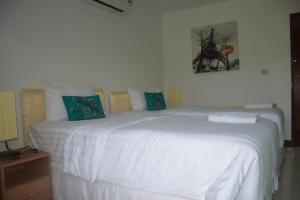 Un pat sau paturi într-o cameră la Sumali Villa