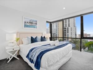Un dormitorio con una cama grande y una ventana grande en 2BR Unit Heart of Surfers Paradise - Spa, Pool, en Gold Coast