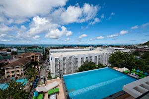uma vista panorâmica de um hotel com piscina em Lime Hotel Boracay em Boracay