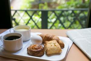 un piatto con uova e prodotti da forno e una tazza di caffè di R&B Hotel Kobe Motomachi a Kobe