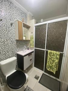 a bathroom with a toilet and a sink at Apartamento frente a praia Santos in Santos