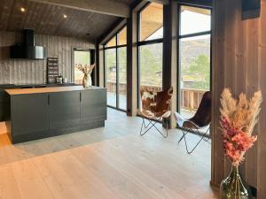 Μια τηλεόραση ή/και κέντρο ψυχαγωγίας στο Stylish Cabin In Scenic Stryn