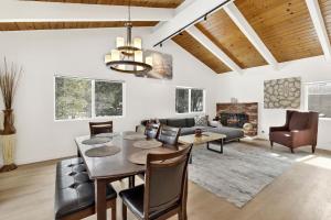 ein Wohnzimmer mit Tisch und Stühlen und einer Couch in der Unterkunft Sueños Azules- Fawnskin Retreat Cottage in Big Bear in Fawnskin