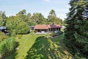 une vue aérienne d'une maison avec une cour dans l'établissement Enjoy Outdoor Life With Orangery And Kitchen, à Græsted