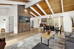 ein Wohnzimmer mit Sofa und Tisch in der Unterkunft Sueños Azules- Fawnskin Retreat Cottage in Big Bear in Fawnskin