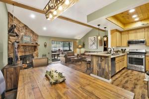 una cucina a pianta aperta e un soggiorno con pavimenti in legno di Boulder Bear Lakeside Condo- Big Bear Modern Retreat a Big Bear Lake