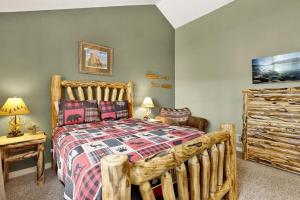 una camera da letto con un letto di legno in una stanza di Boulder Bear Lakeside Condo- Big Bear Modern Retreat a Big Bear Lake Altre 23 foto