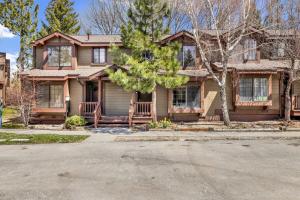 una grande casa con un albero di fronte di Boulder Bear Lakeside Condo- Big Bear Modern Retreat a Big Bear Lake