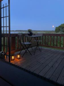 Svalir eða verönd á Protected Fjord Cabin With Fjord Views