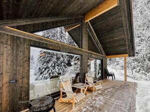 Ruang duduk di Modern Cabin With Mountain View By Syningtoppen