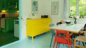 Η κουζίνα ή μικρή κουζίνα στο Colour Joy In Thatched House Of The North Coast