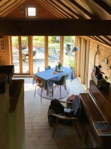 Posezení v ubytování Charming Artist's Cabin With Sea View Near Bergen + 17 fotografií